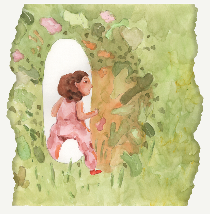 A menina de cabelos volumosos e macacão rosa, vista de costas, está com um pé fora e o outro dentro do portal. Pronta para desbravar a floresta verde de variados tons. Conta Causos vai começar!
